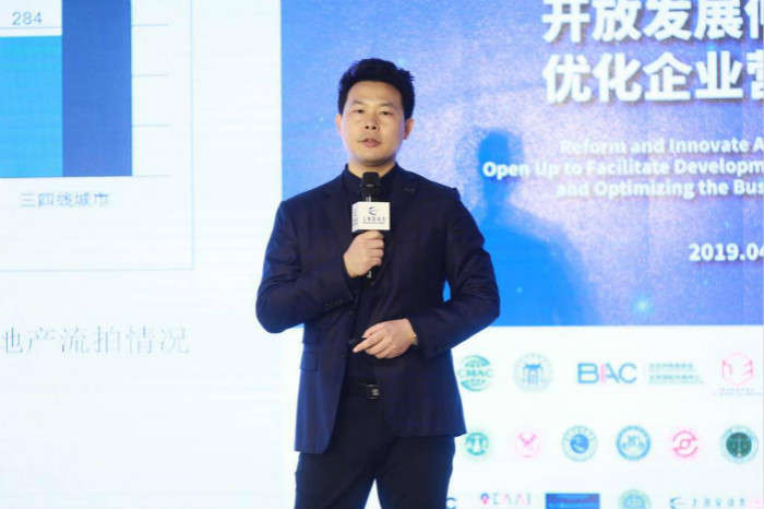 28何立君700.jpg 28何立君700.jpg